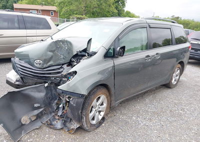 2013 Toyota Sienna Le V6 8 Passenger, daño Biohazard, Iaai lote 45184240, foto 2 de 17