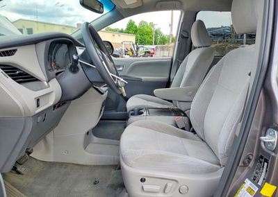 2015 Toyota All Models Sienna, Side damage, Copart lot 57293596, photo 7 of 15