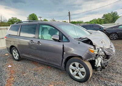 2011 Toyota Sienna Le, uszkodzenie: Przód, Copart lot 58185006, zdjęcie 4 z 12