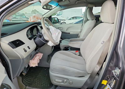 2011 Toyota Sienna Le, uszkodzenie: Przód, Copart lot 58185006, zdjęcie 7 z 12