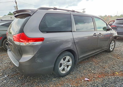 2011 Toyota Sienna Le, uszkodzenie: Przód, Copart lot 58185006, zdjęcie 3 z 12