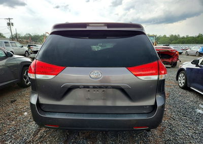 2011 Toyota Sienna Le, uszkodzenie: Przód, Copart lot 58185006, zdjęcie 6 z 12