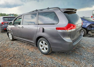 2011 Toyota Sienna Le, uszkodzenie: Przód, Copart lot 58185006, zdjęcie 2 z 12