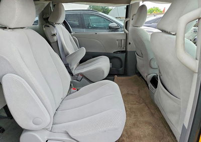 2011 Toyota Sienna Le, uszkodzenie: Przód, Copart lot 58185006, zdjęcie 10 z 12