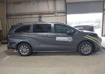2025 Toyota Sienna Le, daño Frontal, Iaai lote 45459809, foto 13 de 17