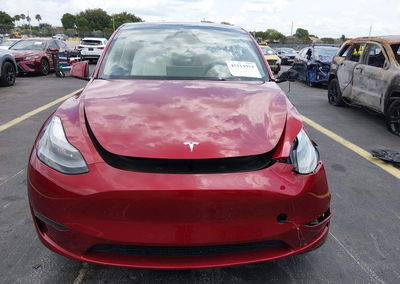 2025 Tesla Model Y Long Range Dual Motor Rear-wheel Drive, daño Lateral izquierdo, Iaai lote 45114954, foto 11 de 15