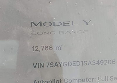 2025 Tesla Model Y Long Range Dual Motor Rear-wheel Drive, daño Lateral izquierdo, Iaai lote 45114954, foto 14 de 15