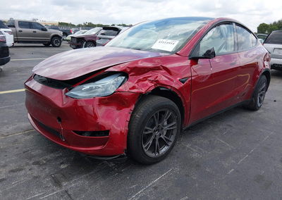 2025 Tesla Model Y Long Range Dual Motor Rear-wheel Drive, daño Lateral izquierdo, Iaai lote 45114954, foto 2 de 15