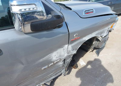2024 Ram 2500 Laramie  4x4 6'4 Box, daño Lateral derecho, Iaai lote 43300662, foto 6 de 17
