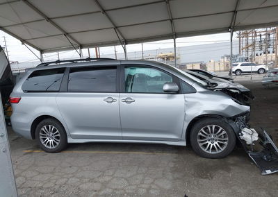 2020 Toyota Sienna Xle, daño Frontal, Iaai lote 45467413, foto 14 de 17