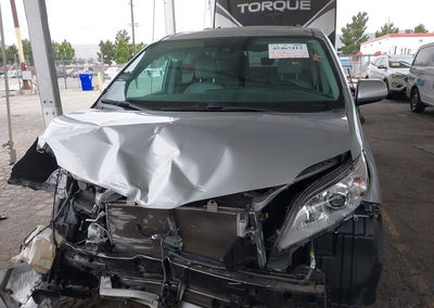 2020 Toyota Sienna Xle, daño Frontal, Iaai lote 45467413, foto 13 de 17