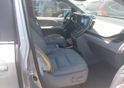 2020 Toyota Sienna Xle, daño Frontal, Iaai lote 45467413, foto 5 de 17