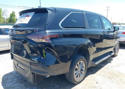 2024 Toyota Sienna Le, uszkodzenie: Przód, Iaai lot 45154270, zdjęcie 4 z 17