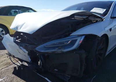 2020 Tesla Model S Performance Dual Motor All-wheel Drive, daño Frontal, Iaai lote 45554873, foto 6 de 20