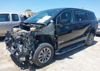2024 Toyota Sienna Le, uszkodzenie: Przód, Iaai lot 45154270, zdjęcie 2 z 17