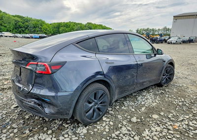2025 Tesla Model Y, daño Lateral, Copart lote 54115186, foto 3 de 12