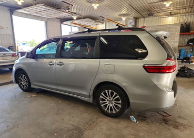 2020 Toyota Sienna Xle 8-passenger, Minor Dents/Scratches damage, Copart lot 59659656, photo 2 of 6