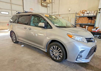 2020 Toyota Sienna Xle 8-passenger, Minor Dents/Scratches damage, Copart lot 59659656, photo 4 of 6