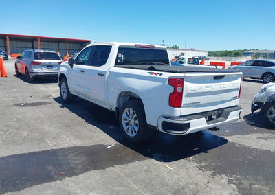 2021 Chevrolet Silverado 1500 4wd  Short Bed Custom, daño Lateral derecho, Iaai lote 45359032, foto 3 de 6