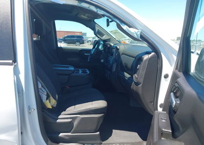 2021 Chevrolet Silverado 1500 4wd  Short Bed Custom, daño Lateral derecho, Iaai lote 45359032, foto 5 de 6