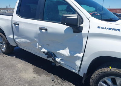 2021 Chevrolet Silverado 1500 4wd  Short Bed Custom, daño Lateral derecho, Iaai lote 45359032, foto 6 de 6