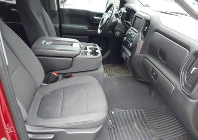 2021 Chevrolet Silverado 1500 4wd  Short Bed Custom, daño Lateral izquierdo, Iaai lote 45539365, foto 5 de 16