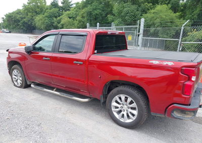2021 Chevrolet Silverado 1500 4wd  Short Bed Custom, daño Lateral izquierdo, Iaai lote 45539365, foto 3 de 16