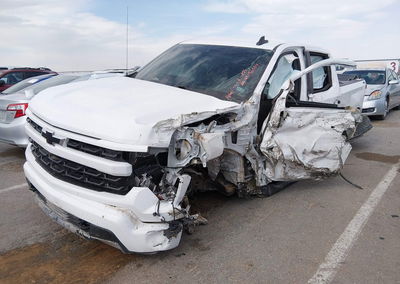 2023 Chevrolet Silverado 1500 4wd  Short Bed Rst, daño Lateral izquierdo, Iaai lote 45156304, foto 2 de 11