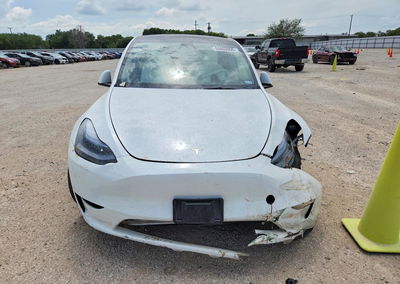 2024 Tesla Model Y, daño Frontal, Copart lote 55862656, foto 5 de 13