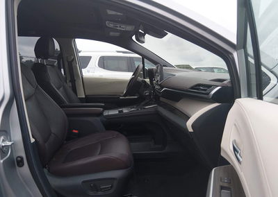 2024 Toyota Sienna Platinum, Rear damage, Iaai lot 45807639, photo 5 of 6