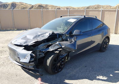 2023 Tesla Model Y, daño Frontal izquierdo, Iaai lote 45667652, foto 2 de 6