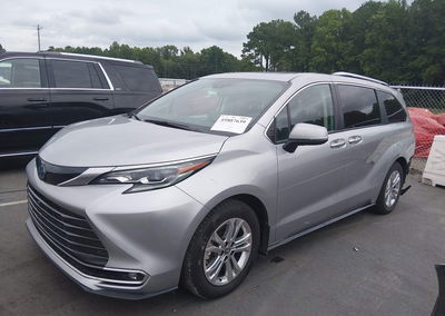2024 Toyota Sienna Platinum, Rear damage, Iaai lot 45807639, photo 2 of 6