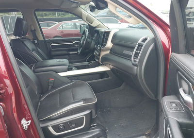 2021 Ram 1500 Laramie  4x4 5'7 Box, daño Lateral izquierdo, Iaai lote 45793110, foto 5 de 6