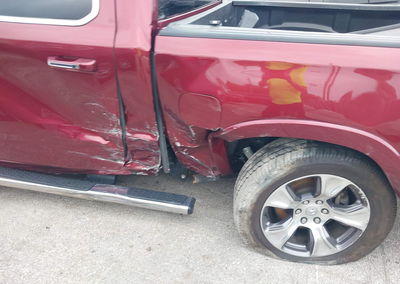 2021 Ram 1500 Laramie  4x4 5'7 Box, daño Lateral izquierdo, Iaai lote 45793110, foto 6 de 6