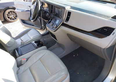 2019 Toyota Sienna Xle 8 Passenger, daño Front & Rear, Iaai lote 45931790, foto 5 de 6