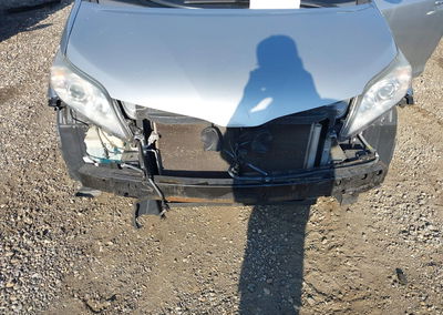 2019 Toyota Sienna Xle 8 Passenger, daño Front & Rear, Iaai lote 45931790, foto 6 de 6