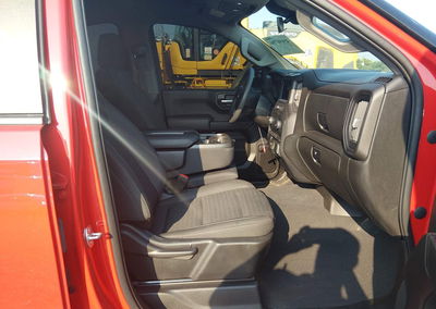 2022 Chevrolet Silverado 1500 4wd  Short Bed Custom, пошкодження: Правий перед, Iaai лот 45694796, фото 5 з 18