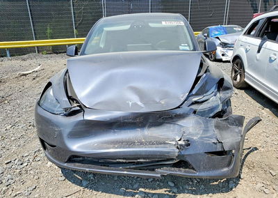 2023 Tesla Model Y, daño Frontal, Copart lote 61451356, foto 5 de 6