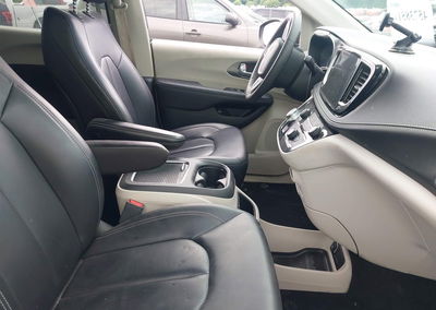 2023 Chrysler Pacifica Hybrid Touring L, Front End damage, Iaai lot 45738511, photo 5 of 6