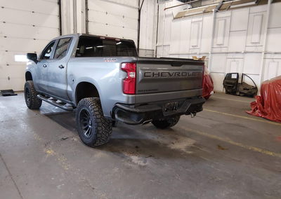 2021 Chevrolet Silverado 1500 4wd  Short Bed Lt Trail Boss, daño Trasero, Iaai lote 45521304, foto 3 de 6
