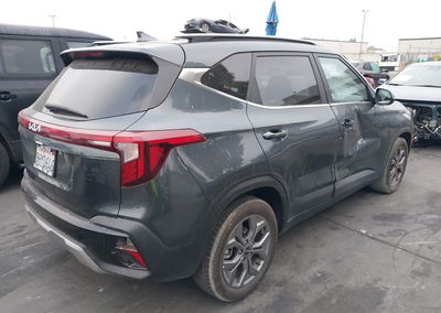 2024 Kia Seltos S, daño Lateral derecho, Iaai lote 44737908, foto 4 de 17