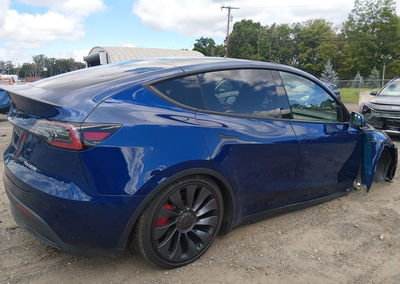 2024 Tesla Model Y Performance Dual Motor All-wheel Drive, daño Frontal derecho, Iaai lote 45964300, foto 4 de 18