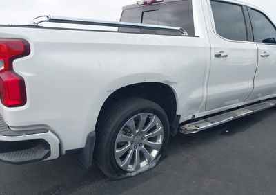 2021 Chevrolet Silverado 1500 4wd  Short Bed High Country, daño Lateral derecho, Iaai lote 45997298, foto 6 de 6