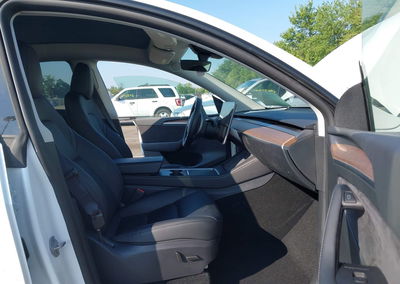 2025 Tesla Model Y Long Range Dual Motor Rear-wheel Drive, daño Lateral izquierdo, Iaai lote 45591865, foto 5 de 15