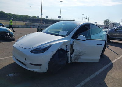 2025 Tesla Model Y Long Range Dual Motor Rear-wheel Drive, daño Lateral izquierdo, Iaai lote 45591865, foto 2 de 15