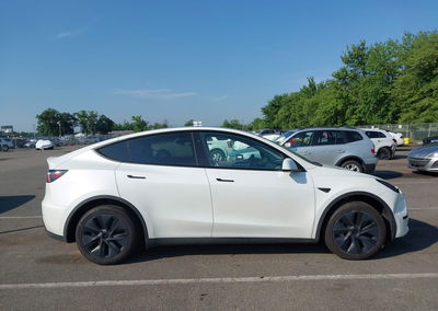2025 Tesla Model Y Long Range Dual Motor Rear-wheel Drive, daño Lateral izquierdo, Iaai lote 45591865, foto 12 de 15