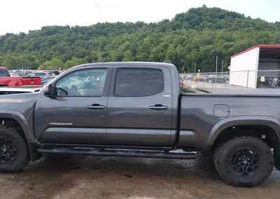 2022 Toyota Tacoma Sr5 V6, daño Frontal, Iaai lote 45693233, foto 15 de 17