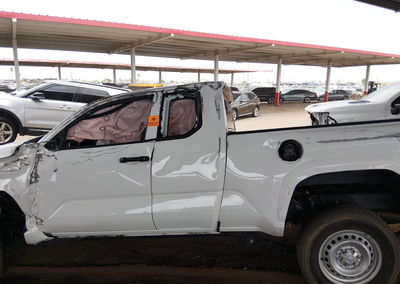 2024 Toyota Tacoma Sr, daño Generalizado, Iaai lote 45800781, foto 13 de 15