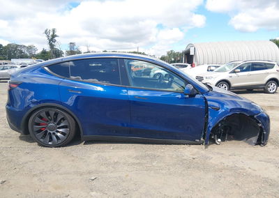 2024 Tesla Model Y Performance Dual Motor All-wheel Drive, daño Frontal derecho, Iaai lote 45964300, foto 13 de 18