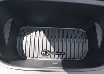 2024 Tesla Model Y Performance Dual Motor All-wheel Drive, daño Frontal derecho, Iaai lote 45964300, foto 10 de 18